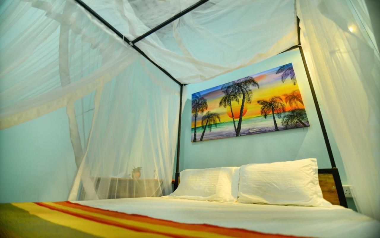 Palm Leaf Surf Cafe Hotel Galle Bagian luar foto