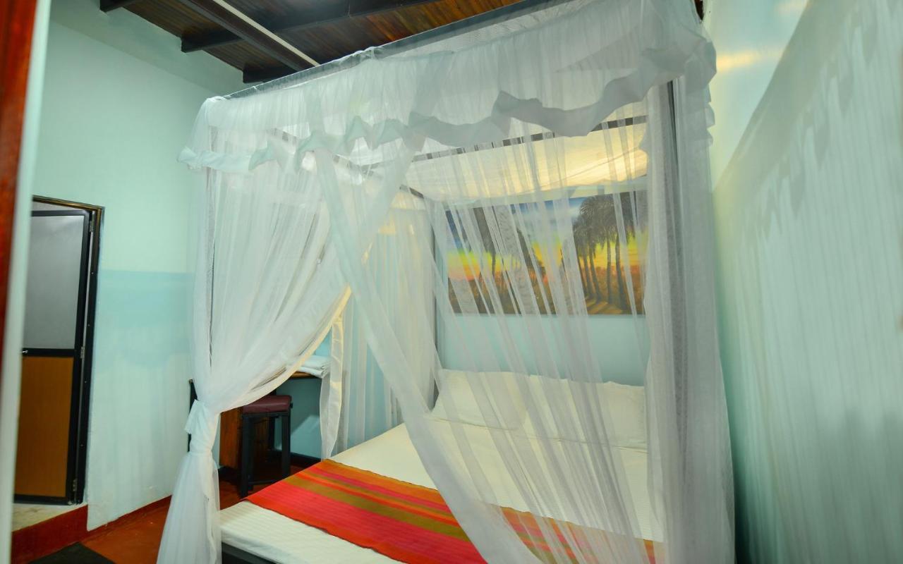Palm Leaf Surf Cafe Hotel Galle Bagian luar foto