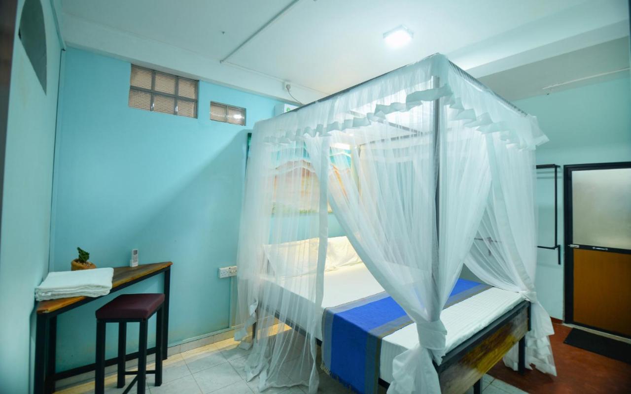 Palm Leaf Surf Cafe Hotel Galle Bagian luar foto